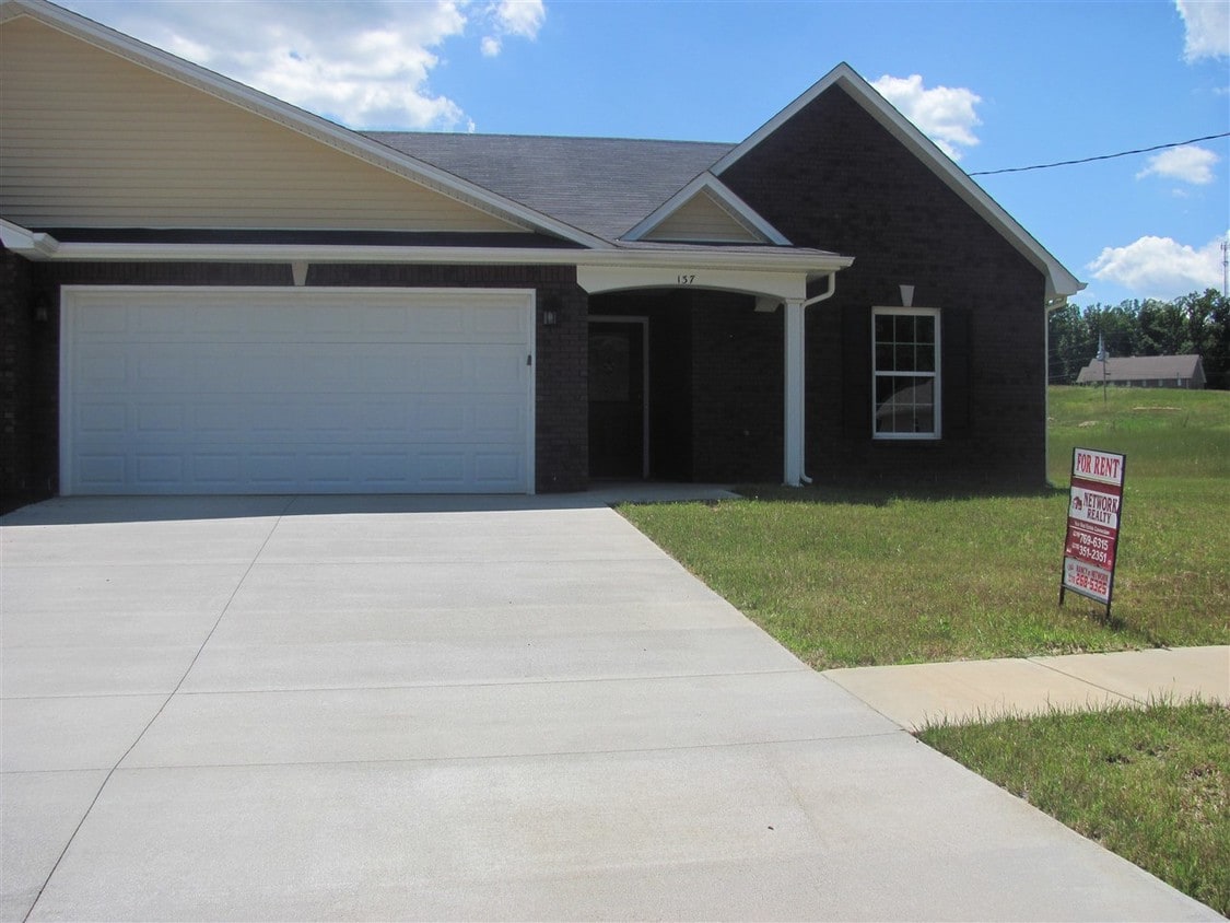 137 Boone Trce, Radcliff, KY 40160 Townhome Rentals in Radcliff KY