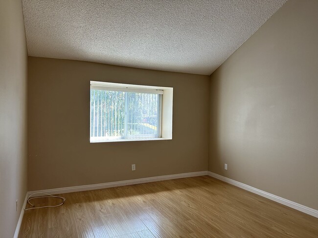 Building Photo - 1120 Cleghorn Dr