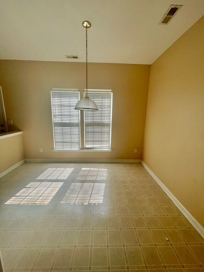 Foto del edificio - Beautiful 2 bedroom 2 1/2 bath townhouse close to prosperity church Rd!