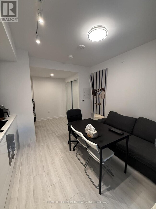 Building Photo - 230 Simcoe St