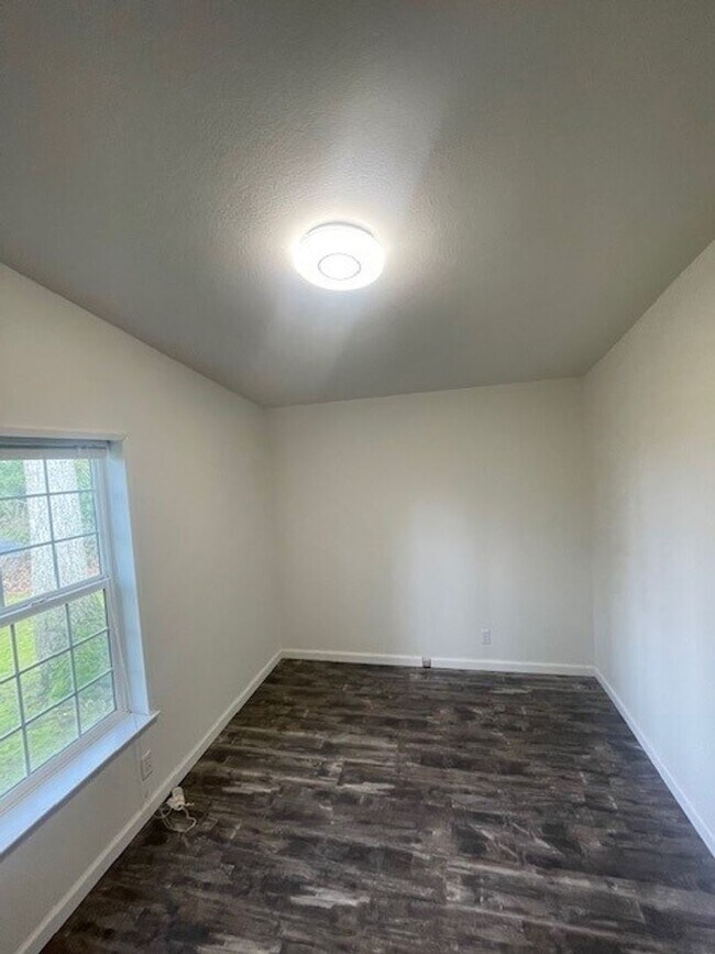Building Photo - County Winlock Mobile Home with Oversized Lot
