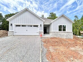 Building Photo - 8 Kirkdouglas Ln