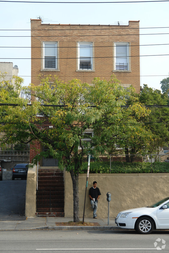 Foto principal - 759 Yonkers Ave