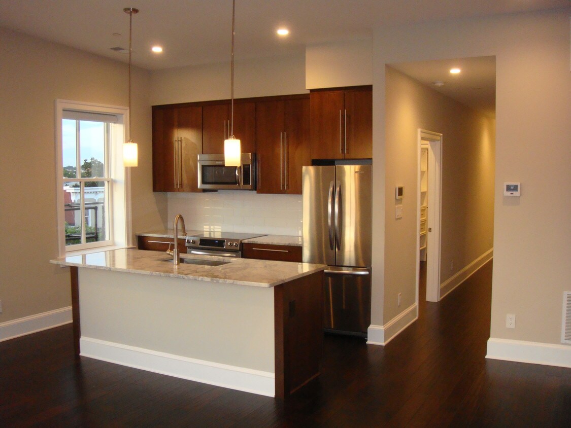 Foto principal - 1337 11th St NW