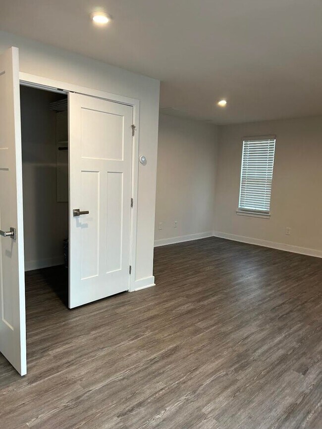 Building Photo - 3 Bed/2.5 Ba Townhome