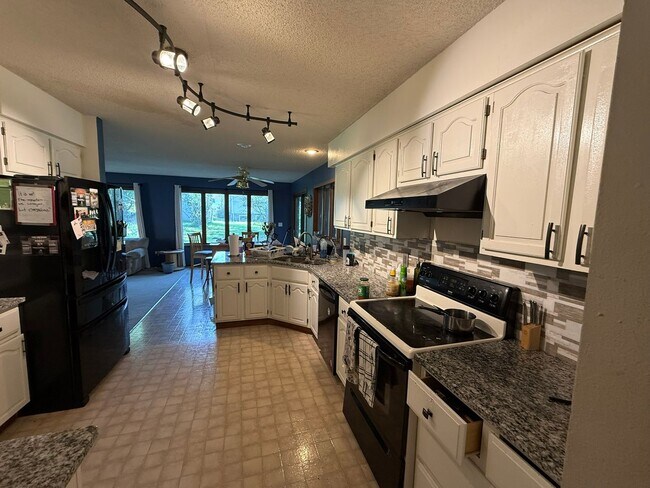 Building Photo - New Listing - 4 Bedroom House on Iowa City Westside on Sunset