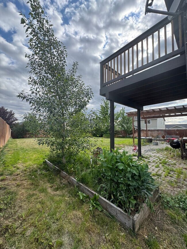 Foto del edificio - 5 Bedroom House For Rent W/ Large Fenced B...