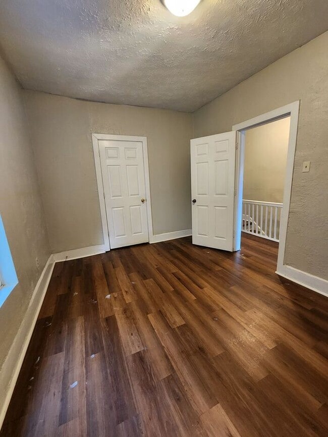 Building Photo - Spacious Three Bedroom Two Story Duplex