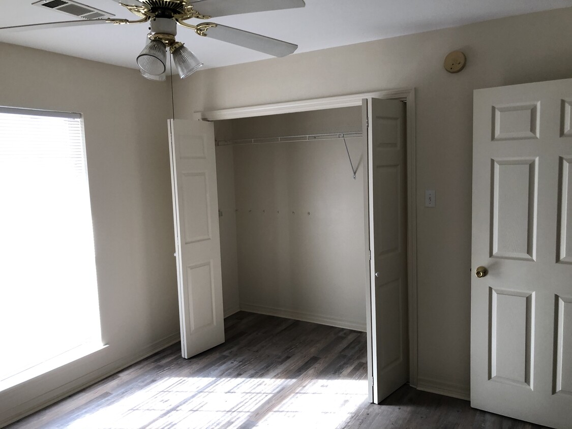 Foto principal - 300 Fischer Ln