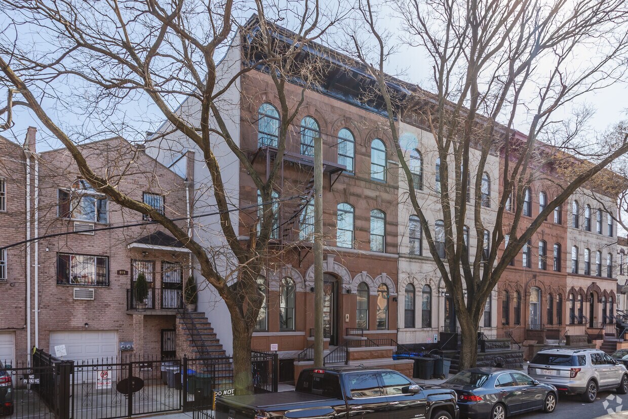 Building Photo - 860 Hancock St