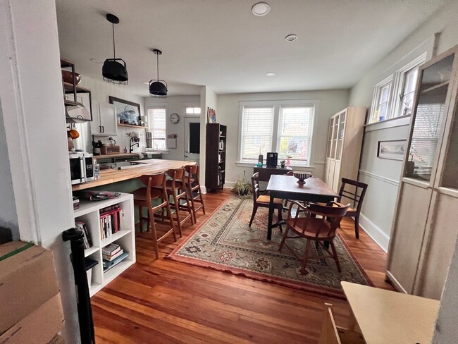 Foto del edificio - Charming Reynolds Ave Rental – Spacious Yard, Stylish Kitchen, Great Location