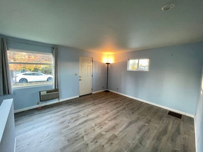 Building Photo - Quaint 2-Bed, 2-Bath Home in Central Tacom...