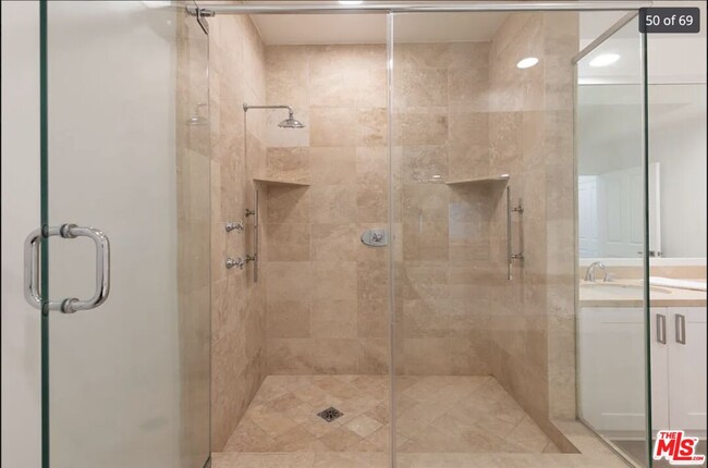 Building Photo - 405 N Palm Dr