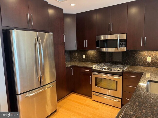 Foto del edificio - 8220 Crestwood Heights Dr