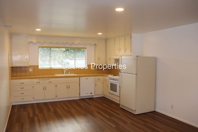 Building Photo - 738 Carmelita Dr
