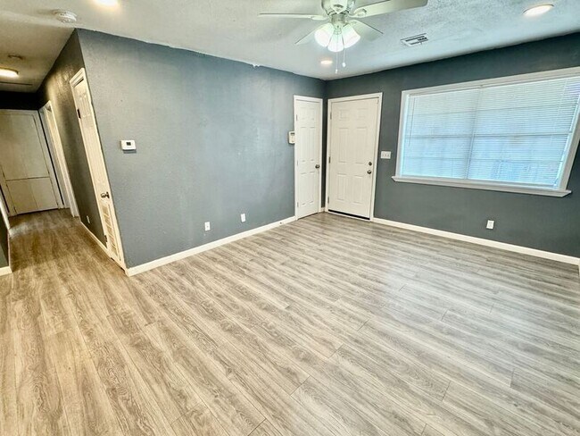 Foto del edificio - 859 E 52nd St N