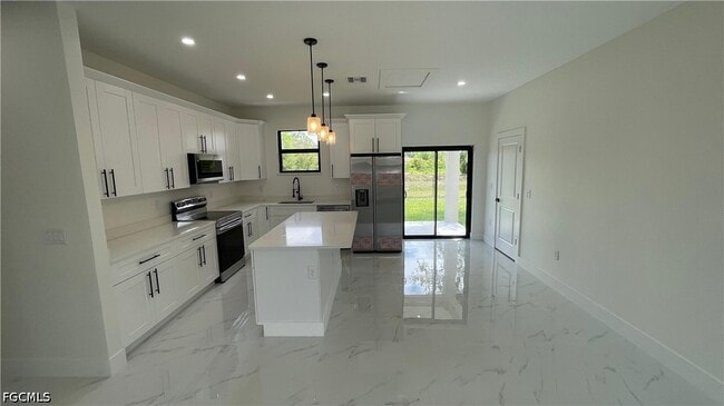 Building Photo - 528 Raintree St E