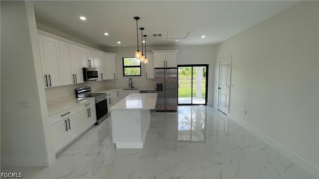 Foto del edificio - 528 Raintree St E