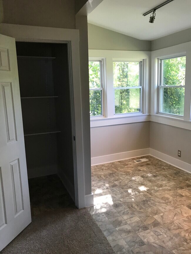 sunny breakfast nook & pantry - 1102 Kirkland Ave