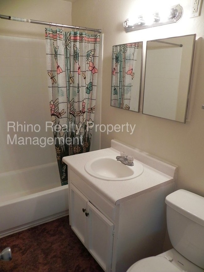 Building Photo - 2 Bedroom, 1.5 Bathroom Available!