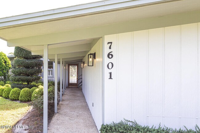 Building Photo - 7601 Hollyridge Cir