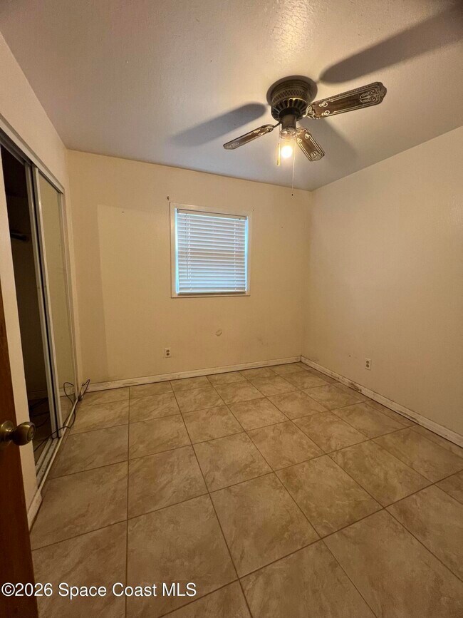 Foto del edificio - 304 Crown Blvd