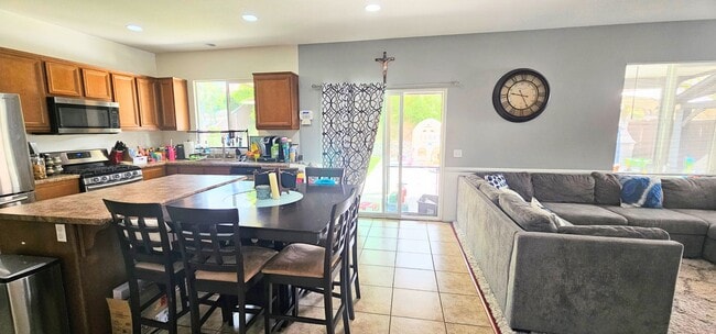 Foto del edificio - Beautiful Single Story Home - Professional Landscaper included