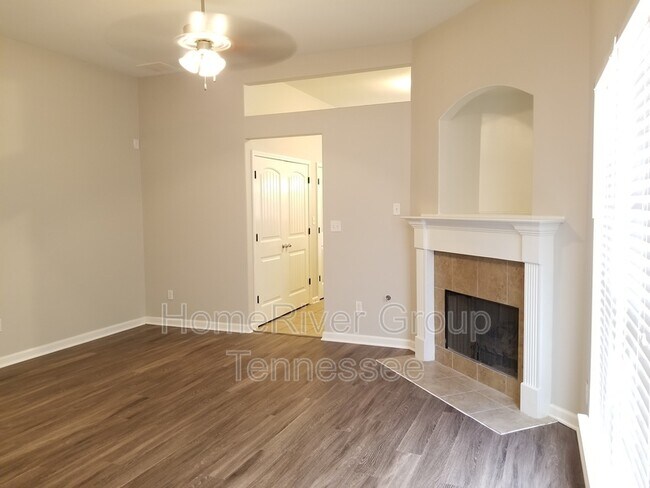 Foto del edificio - 5646 Sycamore Woods Dr