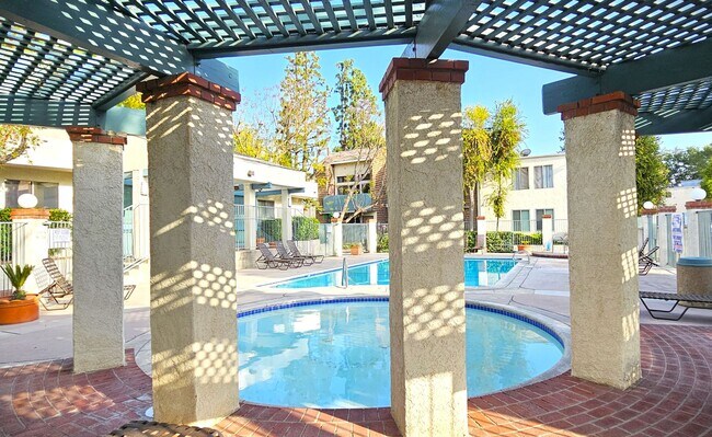 Building Photo - Beautiful 2 Bedrooms, 1 Bath Condo in Grea...