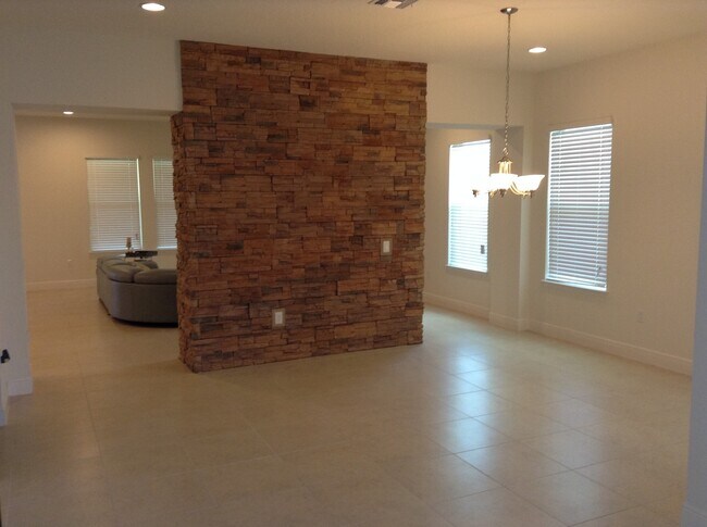 Foto del edificio - 9240 Sylvan Wds St