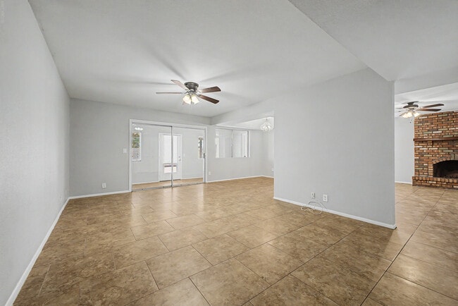 Building Photo - 3223 E Emerald Cir