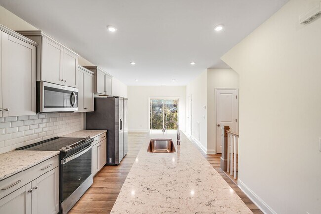 Foto del edificio - 2BR Townhome w/ 2 En-Suite Baths + Garage in 28208