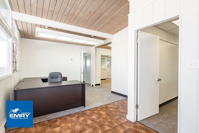 Building Photo - COMMERCIAL ONLY Gorgeous Spacious Great Lo...