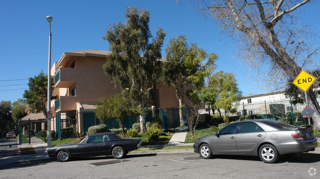 Foto del edificio - Simpson Saticoy Apartments