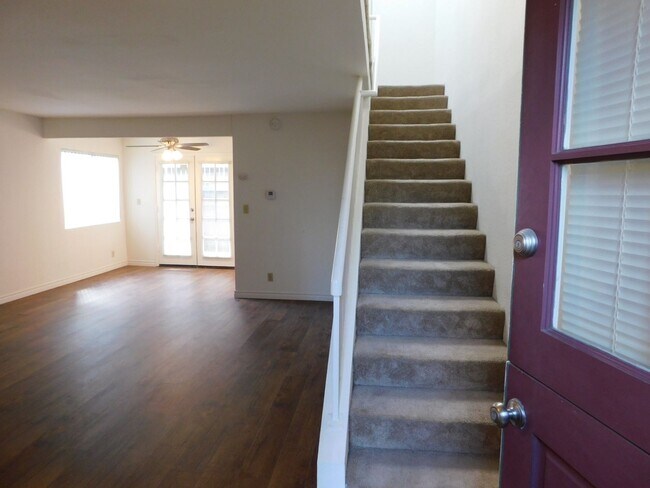 Foto del edificio - Lovely 2 BD 2.5 BA Two Story Townhouse