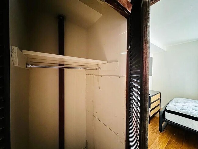 Foto del edificio - Furnished room/NOT APARTMENT