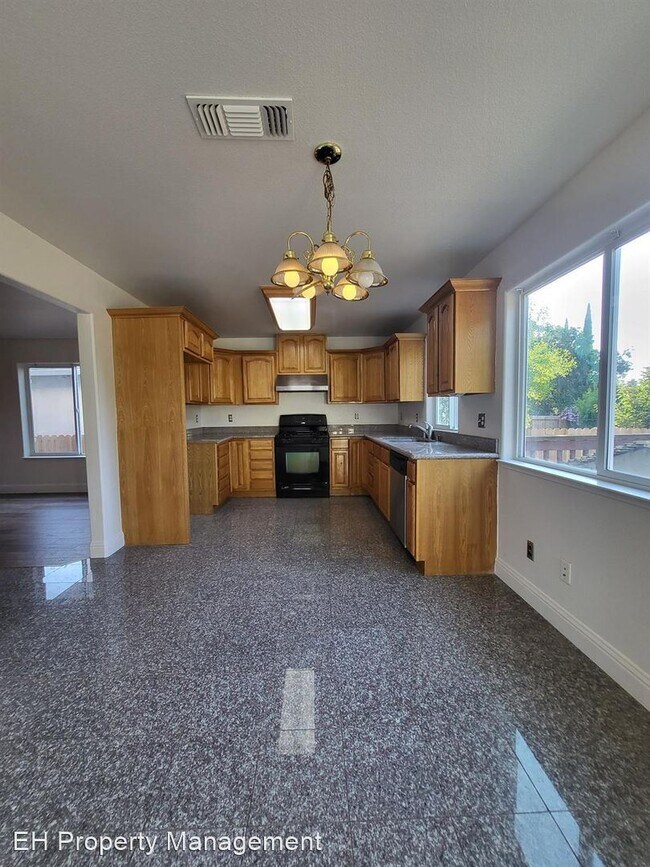 Building Photo - 4 br, 3 bath House - 111 Creekside Cir