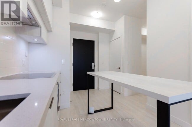 Photo du bâtiment - 8 Eglinton Ave E