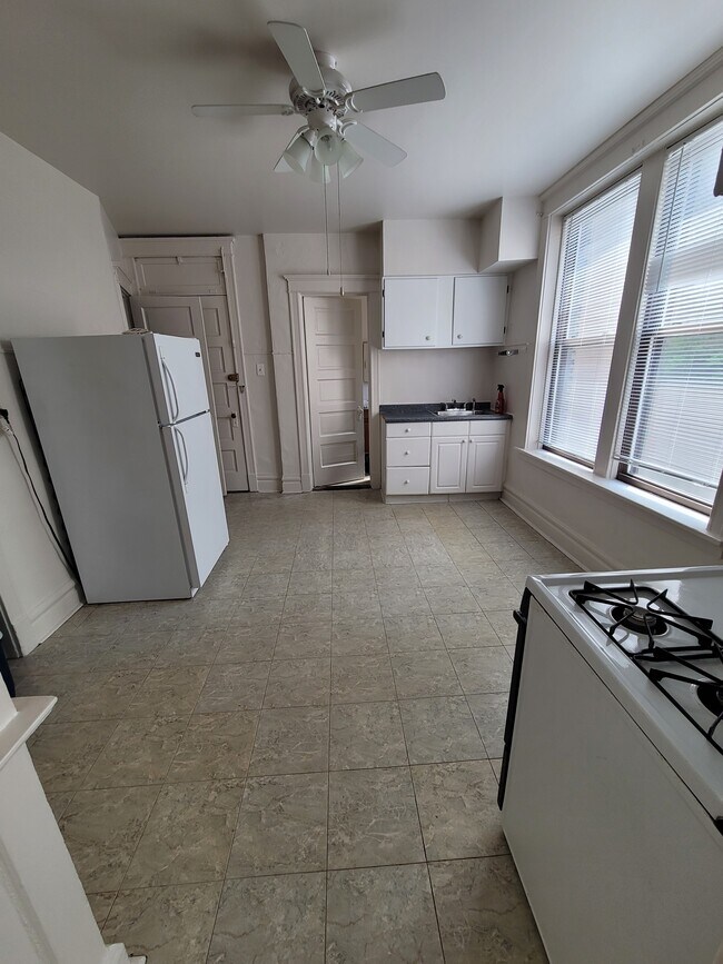 Foto del edificio - 1210 W Lexington St