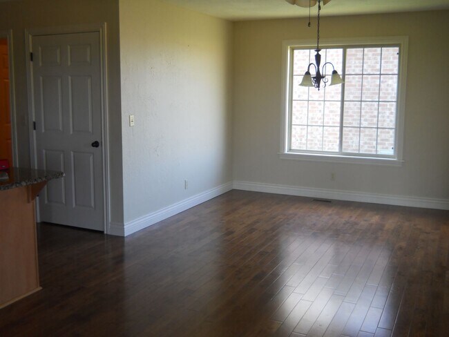 Foto del edificio - Beautiful 3 bedroom house in a quiet HOA neighborhood with lots of perks!