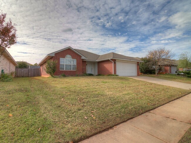 Building Photo - AVAILABLE NOW! North Norman 3 Bed 2 Bath B...