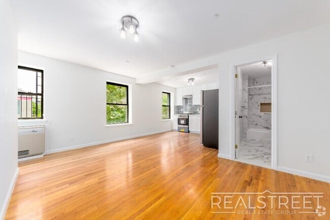 Building Photo - Spacious 2 Bedroom in Williamsburg!