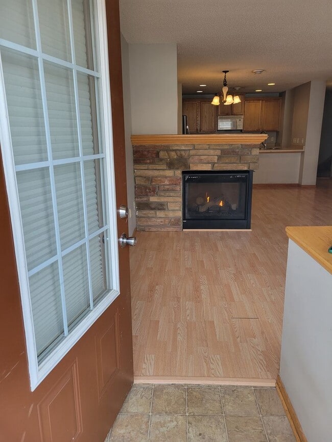 Building Photo - Middle Unit Townhouse