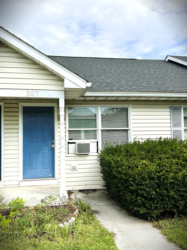 Building Photo - 307 Emily Ln