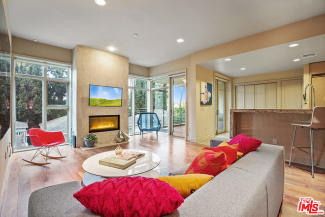Building Photo - 447 N Doheny Dr