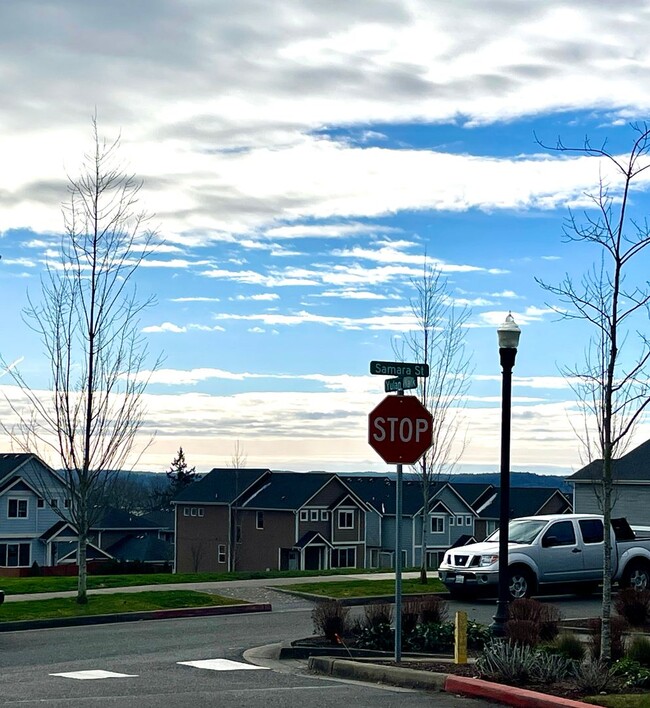 Building Photo - Gorgeous 4 bedroom 3 bath, main floor bedr...