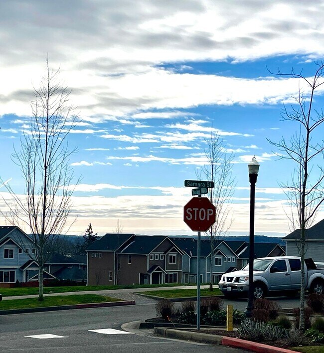 Foto del edificio - Gorgeous 4 bedroom 3 bath, main floor bedr...