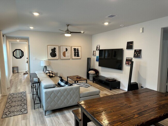 Foto del edificio - AUGUST MOVE IN!  Beautiful Midtown Reserve 3 Bedroom Home For Lease