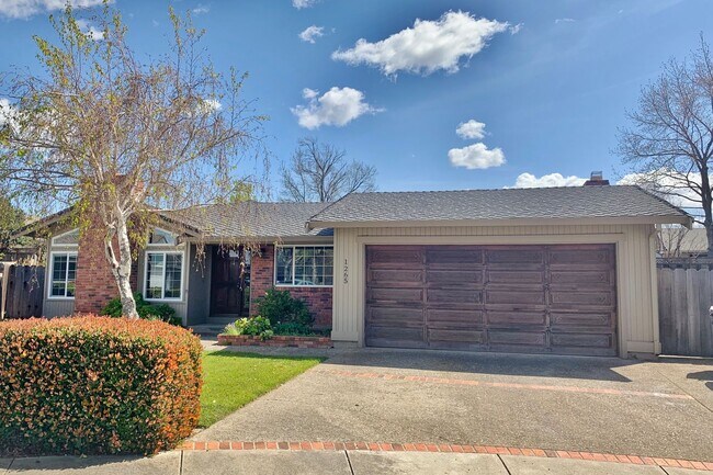 Foto del edificio - Beautiful 3 Bedroom 2 Bath Hollister home ...