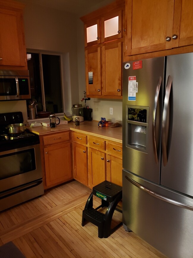 Building Photo - 1120 E 6th St